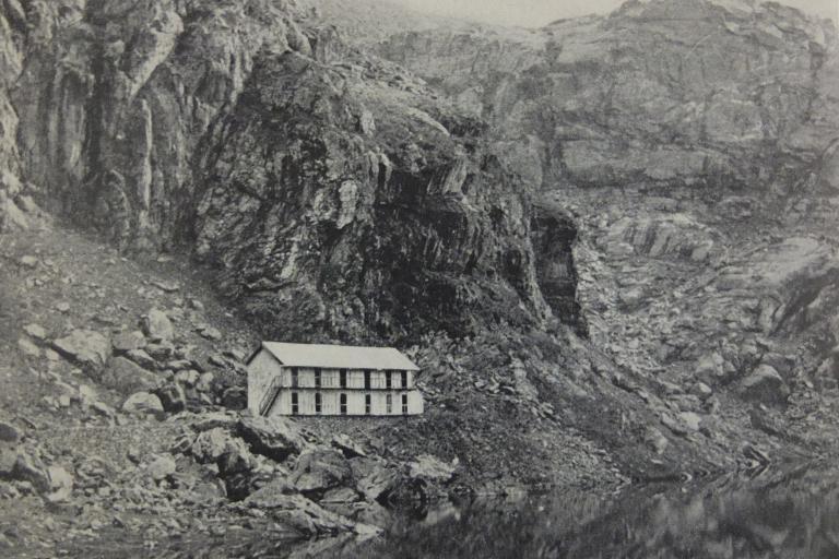 Il Lago dietro alla Torre con il Sanatorio Interdivisionale