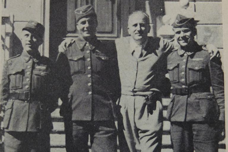 Attilio Bersani Begey con tre partigiani cecoslovacchi