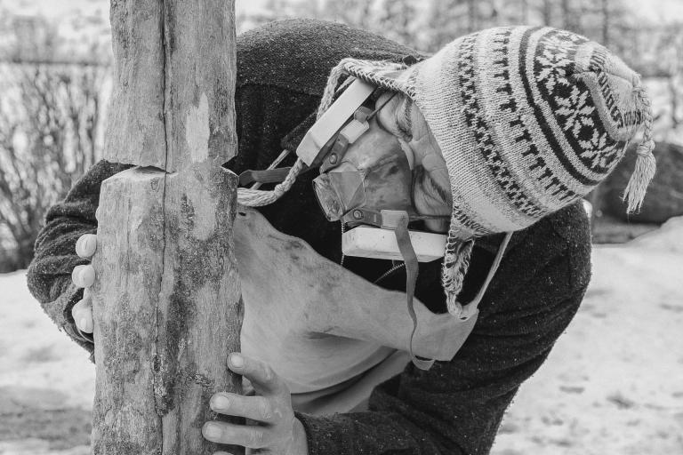 L'artista Donato Savin lavora su un'opera della serie "Stele"