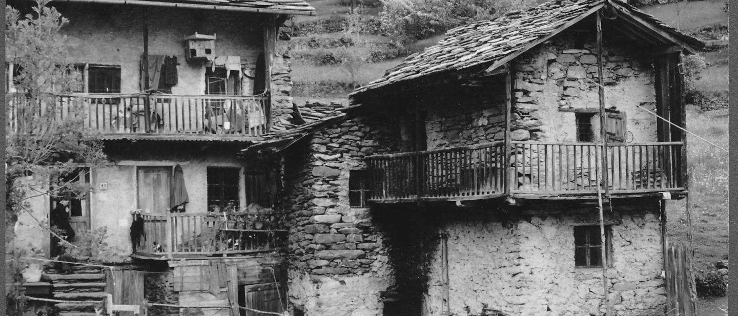 Fotografia in bianco e nero di case a Usseglio