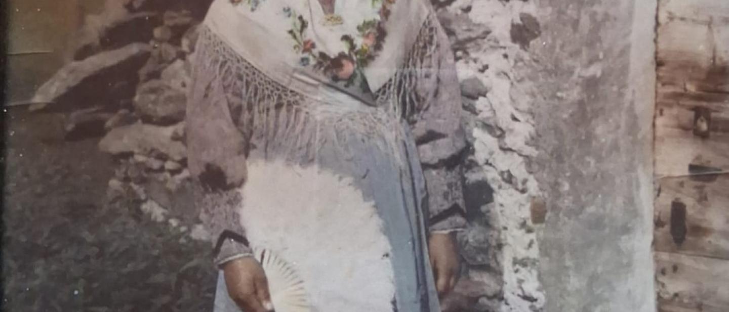 Donna in costume tradizionale