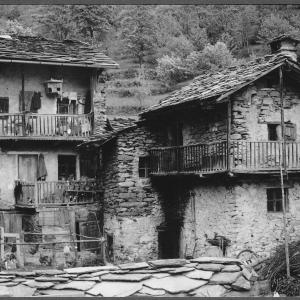 Fotografia in bianco e nero di case a Usseglio
